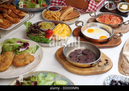 Colazione turca a buffet con vari piatti e ingredienti freschi Foto Stock