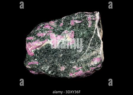 Esempio di ruby zoisite dalla Tanzania. Chiamato anche Anyolite. Combinazione di cristalli di rubino rosso, zoisite verde e pargasite verde scuro e nero. Foto Stock