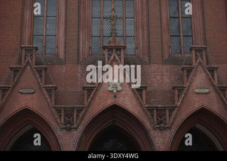 Friedenskirche, oggi chiesa ortodossa serba di Santa Sava, architettura neogotica in mattoni rossi su Ruppiner Strasse, Berlino, Germania. Foto Stock
