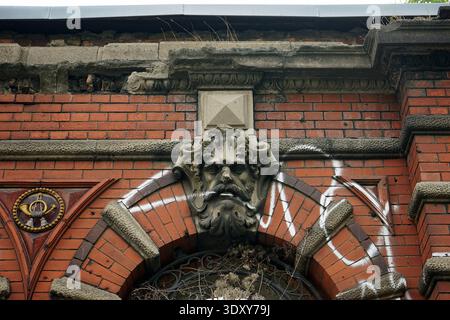 Postamt 16 rovine, ufficio postale in mattoni rossi abbandonati con archi ornati, Koepenicker Strasse, Berlino, Germania, luglio 2018. Foto Stock