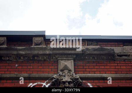 Postamt 16 rovine, ufficio postale in mattoni rossi abbandonati con archi ornati, Koepenicker Strasse, Berlino, Germania, luglio 2018. Foto Stock