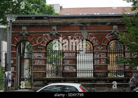 Postamt 16 rovine, ufficio postale in mattoni rossi abbandonati con archi ornati, Koepenicker Strasse, Berlino, Germania, luglio 2018. Foto Stock