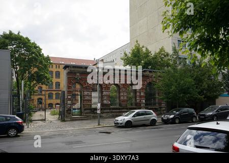 Postamt 16 rovine, ufficio postale in mattoni rossi abbandonati con archi ornati, Koepenicker Strasse, Berlino, Germania, luglio 2018. Foto Stock
