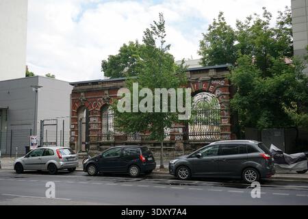 Postamt 16 rovine, ufficio postale in mattoni rossi abbandonati con archi ornati, Koepenicker Strasse, Berlino, Germania, luglio 2018. Foto Stock