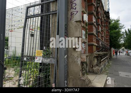 Postamt 16 rovine, ufficio postale in mattoni rossi abbandonati con archi ornati, Koepenicker Strasse, Berlino, Germania, luglio 2018. Foto Stock