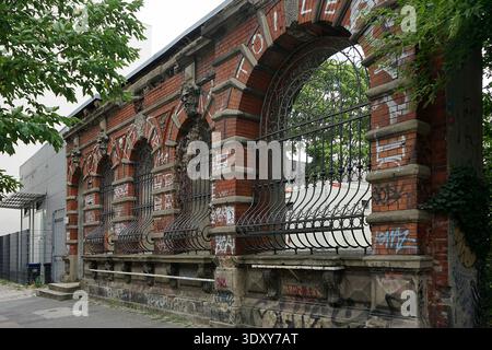 Postamt 16 rovine, ufficio postale in mattoni rossi abbandonati con archi ornati, Koepenicker Strasse, Berlino, Germania, luglio 2018. Foto Stock
