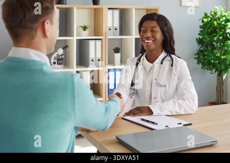 Bella donna afroamericana sicura di sé medico consulente, infermiera donna in clinica moderna Foto Stock