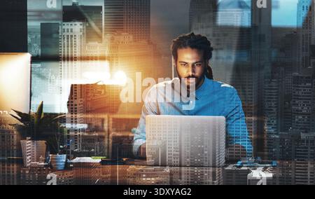 Notte, uomo e laptop in ufficio con doppia esposizione, programmazione e software di intelligenza artificiale per la sicurezza informatica. In ritardo, persona o programmatore ricerca sul posto di lavoro Foto Stock