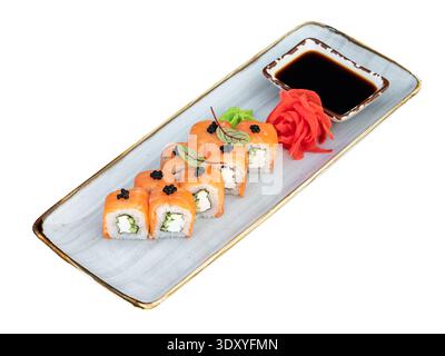 Sushi roll Philadelphia con salmone, formaggio spalmabile e cetriolo, servito con zenzero sottaceto e salsa su un piatto. Isolato su sfondo bianco. Foto Stock