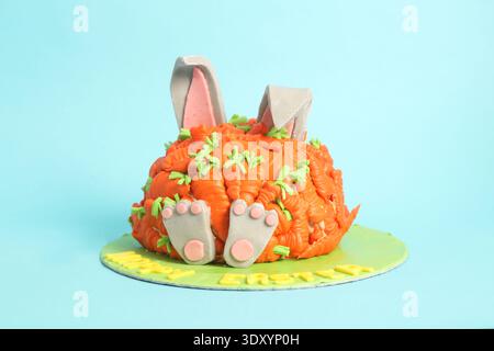Torta a forma di coniglietto di Pasqua con decorazione a carota - felice festa di Pasqua, dessert festivi e concetto di cibo natalizio Foto Stock