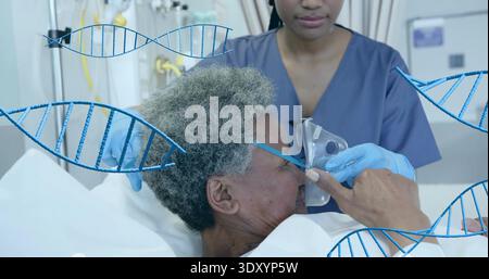 Infermiere di adattamento in scrub blu che posiziona maschera di ossigeno sul letto di ospedale di pazienti anziani con elica di DNA Foto Stock