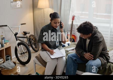 Giovane adulta donna nera Social Worker Consulting teenager Foto Stock