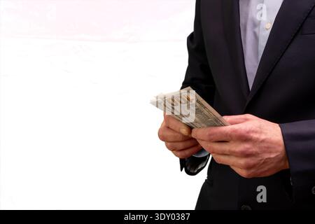 Uomo d'affari che detiene dollari durante la crisi economica e i problemi finanziari Foto Stock