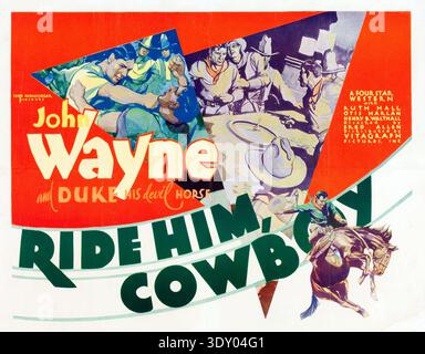 Questo poster vintage del 1932 pubblicizza "Ride him, Cowboy" con John Wayne e il suo cavallo Duke. La dinamica illustrazione raffigura John Wayne in varie scene d'azione, tra cui una rissa in saloon e un cavallo che cattura l'emozione di questo primo film WESTERN. Foto Stock