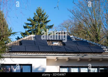 Pannelli solari sul tetto di una casa unifamiliare Foto Stock