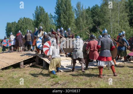 SHEVELEVO, RUSSIA - 18 LUGLIO 2025: Ricostruzione della battaglia medievale sul ponte. Festival storico del "Bylinny Bereg". Regione di Novgorod Foto Stock
