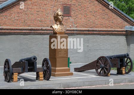 AZOV, RUSSIA - 21 MAGGIO 2025: Monumento al comandante russo Generalissimo Alexander Vasilyevich Suvorov in un giorno di sole maggio Foto Stock