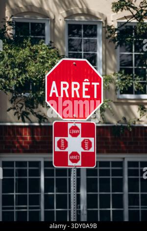 Segnale di stop rosso Arrêt con il simbolo di stop a quattro vie Quebec su una strada della città Foto Stock