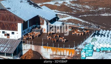 Rustico maso alpino aereo nelle Dolomiti, nel nord Italia Foto Stock