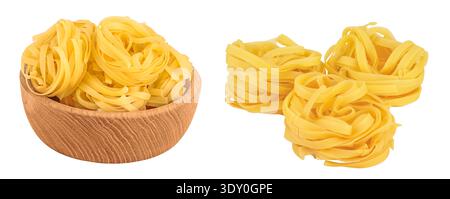 Tagliatelle crude in ciotola di legno isolata su fondo bianco con profondità di campo piena Foto Stock