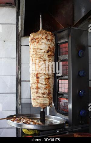 donatore di pollo su girarrosto verticale Foto Stock