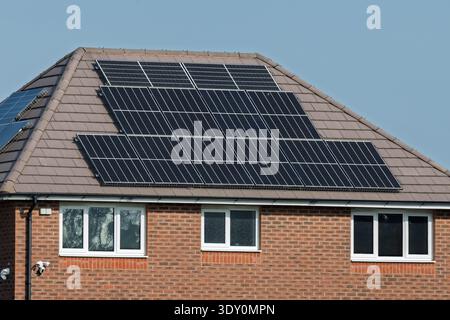 Pannelli solari sul tetto di una casa moderna. Foto Stock