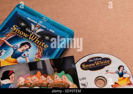 Film animato "Biancaneve e i sette nani"; edizione Blu-ray; copertina con disco; isolamento su sfondo bianco chiaro; ripresa dall'angolo superiore. Foto Stock