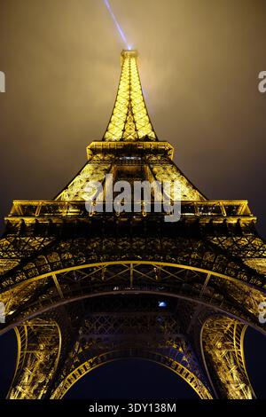 Parigi, Francia - 3 ottobre 2025: Ripresa verticale ad angolo basso della Torre Eiffel con illuminazione simmetrica di notte Foto Stock