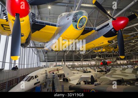 Aereo; de Havilland Mosquito TT.35 TA719, sospeso al di sopra del Concorde G-AXDN (101). Sala aerospaziale hangar per aeromobili. Museo imperiale della guerra. (IWM) Duxford. Cambridgeshire. REGNO UNITO. (140) Foto Stock