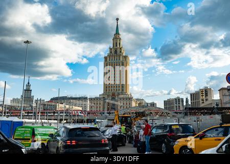 Mosca, Russia - 25 agosto 2025: Hilton Moscow Leningradskaya, grattacielo stalinista che domina lo skyline della città Foto Stock
