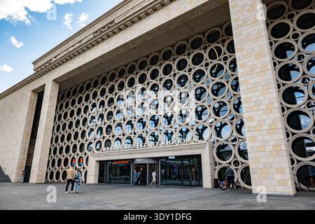 Mosca, Russia - 25 agosto 2025: Facciata moderna del Palazzo Luzhniki degli sport acquatici a Mosca, Russia Foto Stock