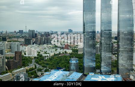 Mosca, Russia - 25 agosto 2025: Skyline della città di Mosca con grattacieli moderni e vista sull'architettura urbana Foto Stock