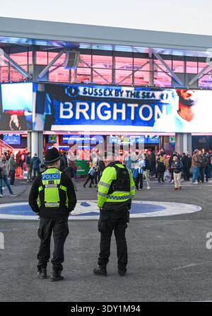 Agenti di polizia fuori dal Terrace Bar prima della partita di Premier League tra Brighton e Hove Albion e Arsenal all'American Express Stadium , Brighton , Regno Unito - 4 marzo 2026 Credit Simon Dack / Telephoto Images solo uso editoriale. Niente merchandising. Per le immagini di calcio si applicano restrizioni fa e Premier League inc. Non è consentito l'utilizzo di Internet/dispositivi mobili senza licenza FAPL. Per ulteriori dettagli, contattare Football Dataco Foto Stock