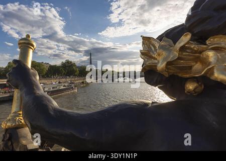 Vista del fiume Senna che scorre sotto il ponte Pont Alexandre III verso la Torre Eiffel, Parigi, Francia. Foto Stock