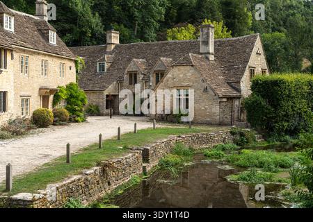 Primo piano dei tradizionali cottage in pietra del Cotswold e delle mura del giardino a Castle Combe, Cotswolds, Inghilterra Foto Stock