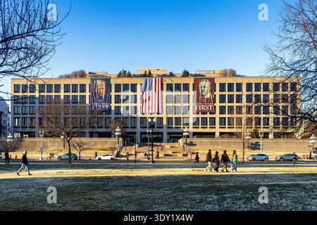 Sede del Dipartimento del lavoro degli Stati Uniti a Washington, DC, con striscioni di Donald Trump e Theodore Roosevelt che recitano "i lavoratori americani prima di tutto" Foto Stock