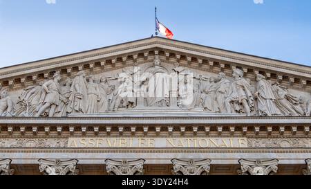 Frontone della facciata principale dell'Assemblea nazionale francese (Assemblée Nationale), nota anche come camera dei deputati o Palais Bourbon, Parigi, Francia Foto Stock