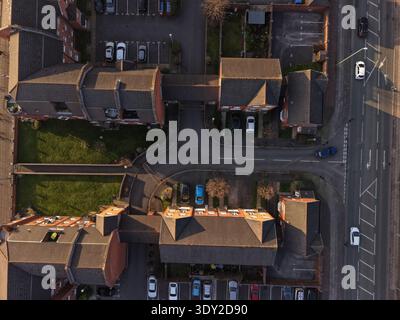 Immagine del drone che mostra l'ingresso principale del parcheggio con un percorso di accesso libero. Foto Stock