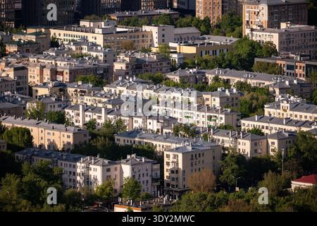 Il panorama del quartiere residenziale di Mosca presenta edifici Khrushchevka di epoca sovietica Foto Stock