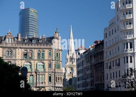 La moderna Torre Iberdrola si erge sopra la storica chiesa del Sacro cuore e le facciate ornate di Bilbao, Spagna. Foto Stock