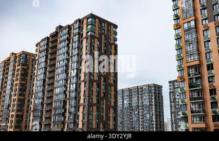 Moderni edifici residenziali che si innalzano contro un cielo nuvoloso caratterizzato da un'architettura urbana Foto Stock