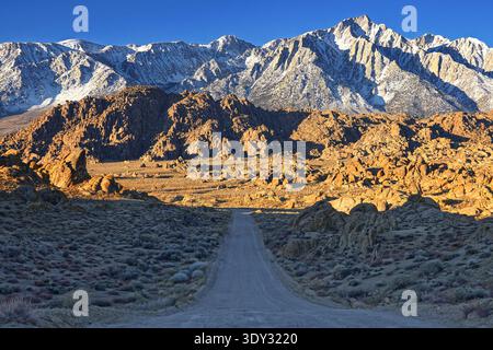 Strada per l'Alabama Hills National Scenic area a Sunrise Foto Stock