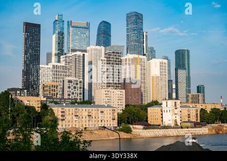Skyline di Mosca con moderni grattacieli ed edifici residenziali lungo il fiume Foto Stock