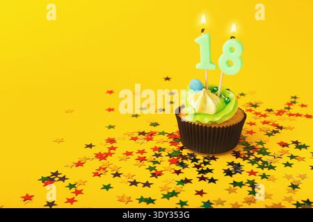 cupcake per il diciottesimo compleanno con candela e spruzzi Foto Stock