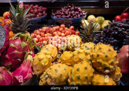 Assortimento di frutta esotica fresca come mango, frutto del drago tropicale, litchi, stelle di frutta, colorato, succoso, con dolcezza naturale e nutrienti, in Foto Stock