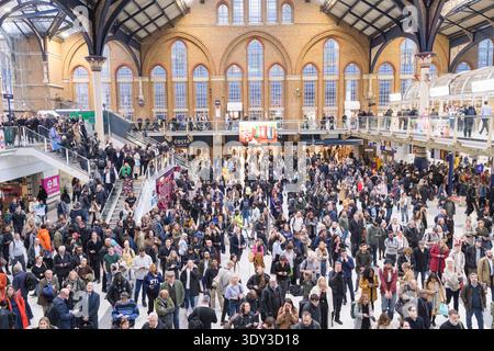 Londra, Regno Unito. 5 marzo 2026. . Una vista grandangolare dell'atrio principale della stazione di Londra Liverpool Street durante una grave crisi dei trasporti. Migliaia di pendolari sono visti bloccati durante l'ora di punta serale a seguito di una sospensione totale dei servizi sulle reti della Greater Anglia ed Elizabeth Line. La stazione, uno degli hub più trafficati del Regno Unito, ha raggiunto la capacità in quanto i passeggeri aspettavano notizie su rotte di viaggio alternative dopo che una persona è stata investita da un treno all'inizio del pomeriggio. Credito:glosszoom/Alamy Live News Foto Stock