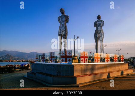 Statue in acciaio mobili di Ali e Nino sul lungomare di Batumi, Georgia, Foto Stock