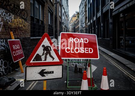 Cartelli stradali chiusi per Soho Central London. Lavori stradali di Londra. Cartelli stradali chiusi Londra Regno Unito. Foto Stock