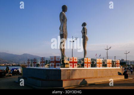 Statue in acciaio mobili di Ali e Nino sul lungomare di Batumi, Georgia, Foto Stock