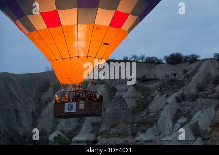 Mongolfiera che decolla in Cappadocia, Turchia Foto Stock